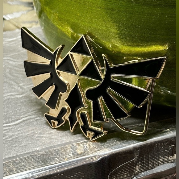 Legend of Zelda Nintendo 2013 Belt Buckle Black & Gold - Picture 1 of 9